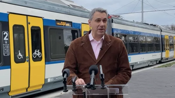 Még a kamera is fejre állt Lázár János tram-train beszédétől